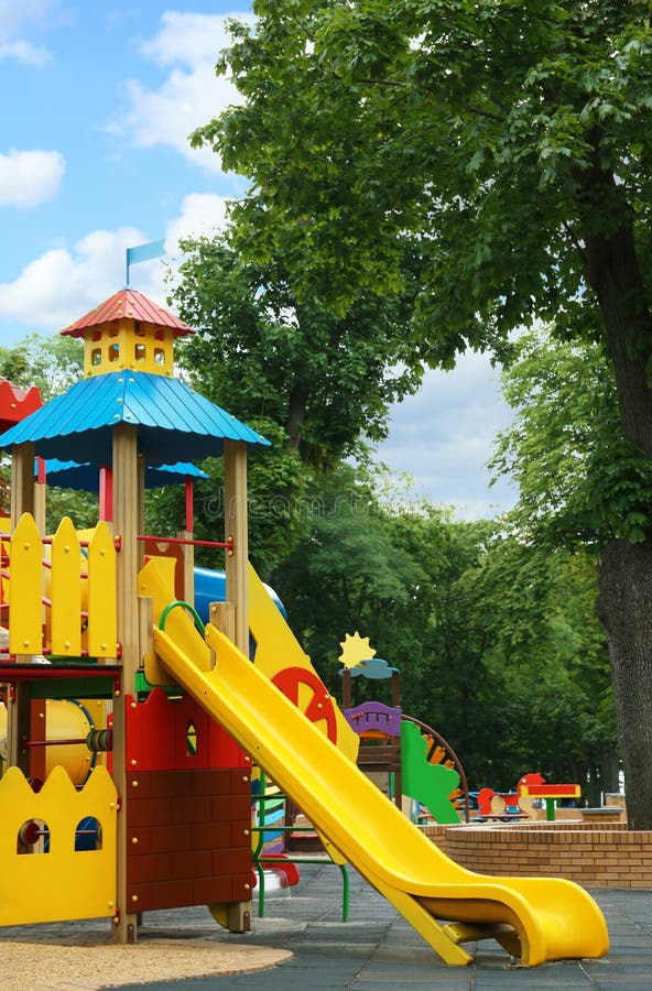 Parco giochi di un castello di nuova colorazione con immagini di bambini fotografia stock