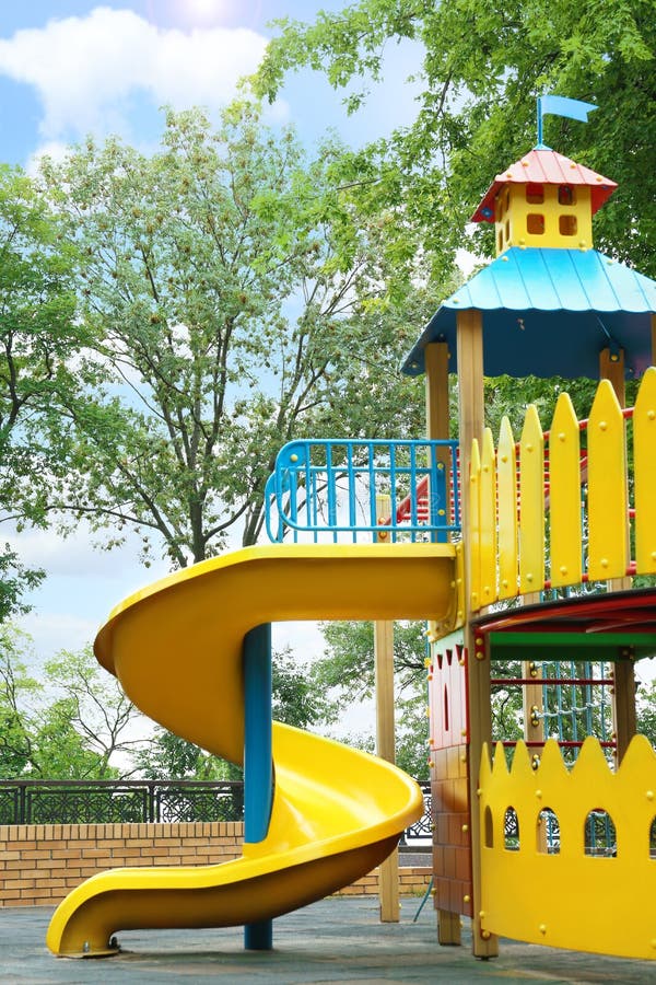 Parco giochi di un castello di nuova colorazione con immagini di bambini immagini stock libere da diritti