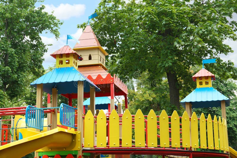 Parco giochi di un castello di nuova colorazione con immagini di bambini. Parco giochi per i bambini: nuova castello con slide su Children playground
