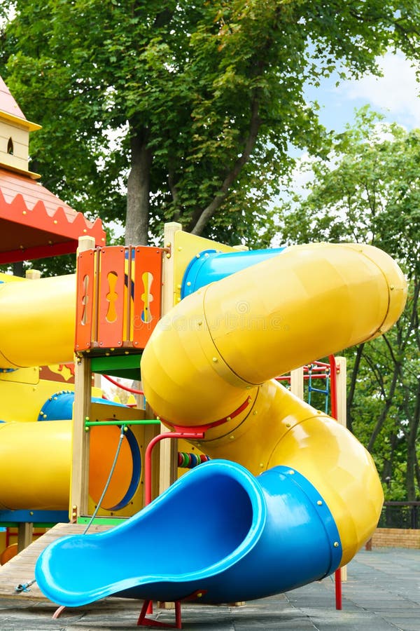 Parco giochi di un castello di nuova colorazione con immagini di bambini immagini stock libere da diritti