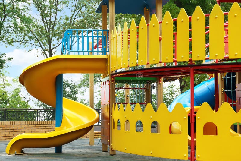 Parco giochi per i bambini: nuova castello con slide su Children playground fotografia stock libera da diritti