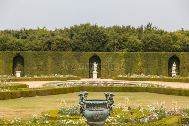 Parco intorno al palazzo di Versailles, Francia immagini stock Parco intorno al palazzo di Versailles, Francia immagini stock