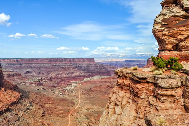 Parco nazionale di Cliff Edge Perch Over Canyonlands fotografie stock libere da diritti Parco nazionale di Cliff Edge Perch Over Canyonlands fotografie stock libere da diritti
