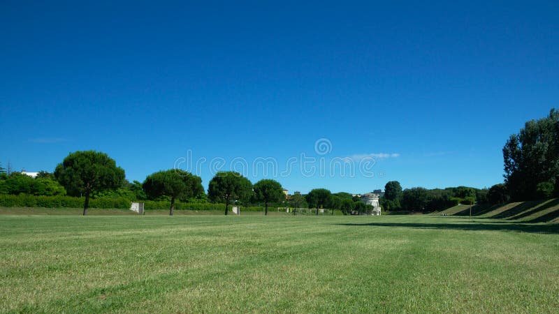 Parco Teodorico con il mausoleo di Theoderic nei precedenti immagini stock