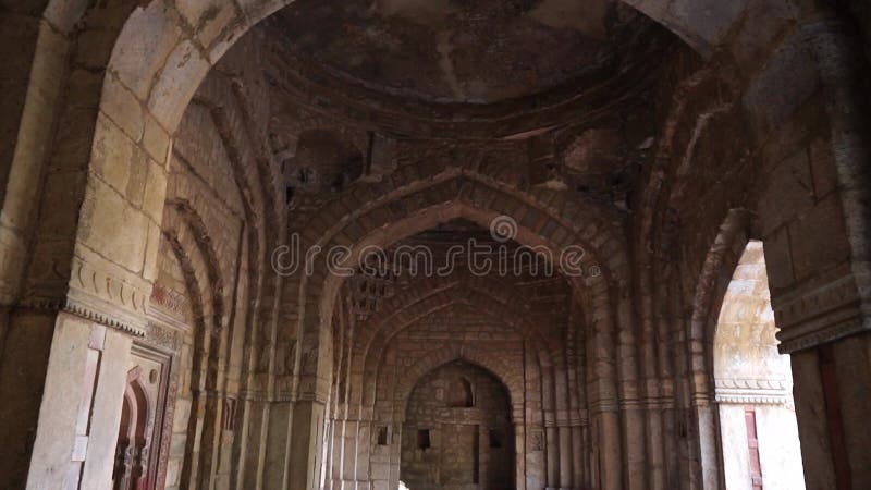 Parcourir la grandeur architecturale du parc archéologique de mehrauli