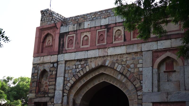 Parcourir la grandeur architecturale du parc archéologique de mehrauli
