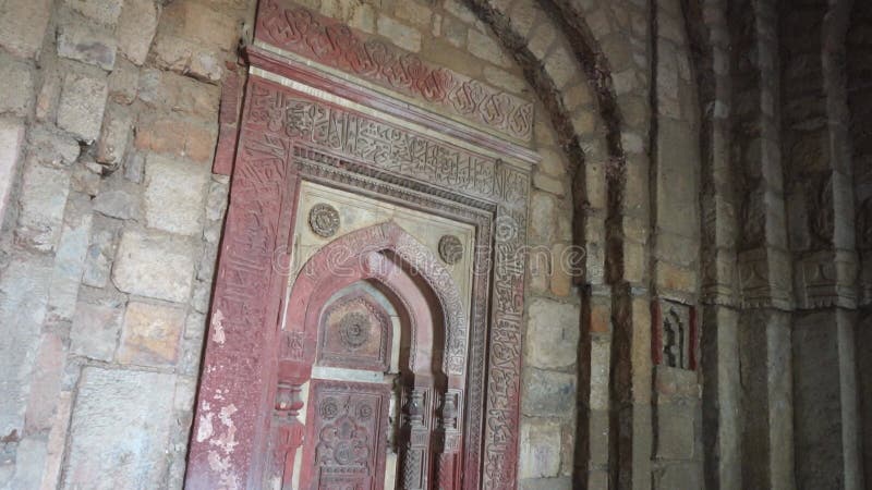 Parcourir la grandeur architecturale du parc archéologique de mehrauli