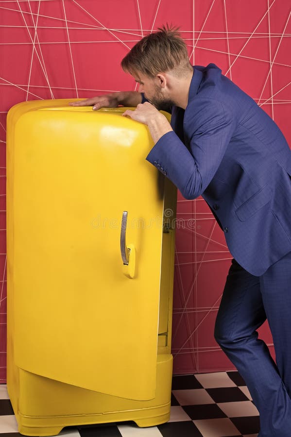 Pare de estar com fome Come?o da dieta No protetor sua dieta Terno formal consider?vel do indiv?duo perto do refrigerador Dieta e imagens de stock Pare de estar com fome Come?o da dieta No protetor sua dieta Terno formal consider?vel do indiv?duo perto do refrigerador Dieta e imagens de stock