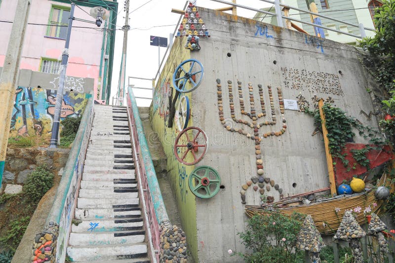 Pared Y Escalera Con La Pintada En Valparaiso, Chile Foto de archivo