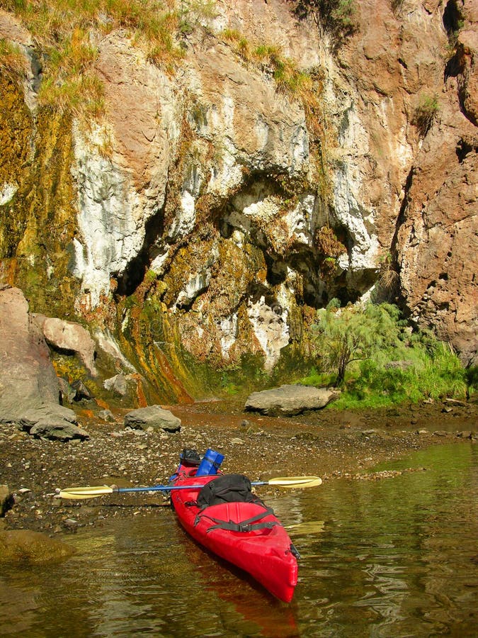Pared colorida a lo largo del shorline del río Colorado debajo del Preso Hoover