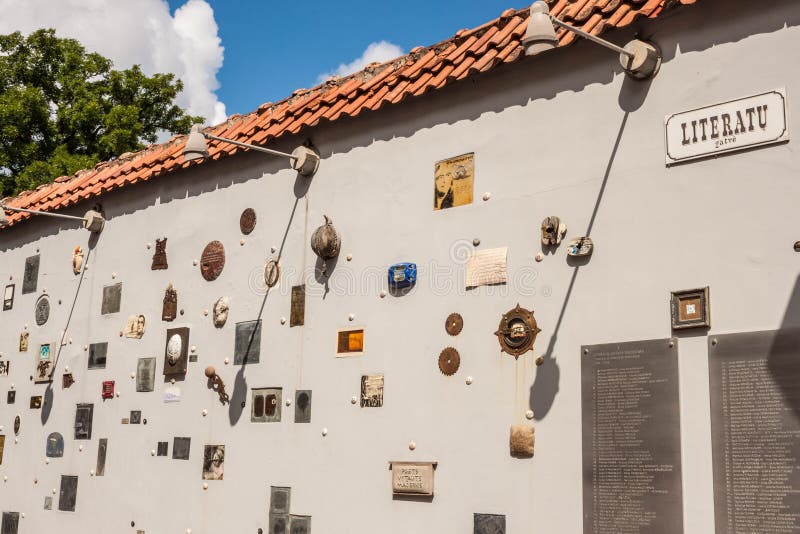 Pared de la calle de Literatu con las ilustraciones numerosas dedicadas a muchos escritores y poetas, Vilna, Lituania fotos de archivo Pared de la calle de Literatu con las ilustraciones numerosas dedicadas a muchos escritores y poetas, Vilna, Lituania fotos de archivo
