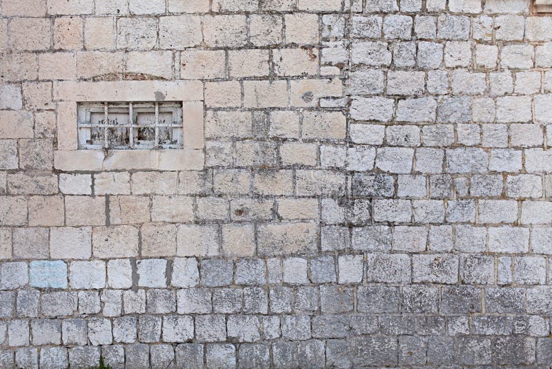 Pared De La Casa Hecha Frente Con Las Tejas De Piedra Imagen de archivo