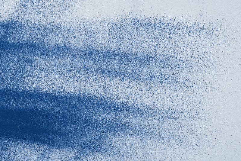 Pared de la casa morada blanca, pintada con aerosol pintado en el clásico color azul trendy del año 2020 fotografía de archivo Pared de la casa morada blanca, pintada con aerosol pintado en el clásico color azul trendy del año 2020 fotografía de archivo
