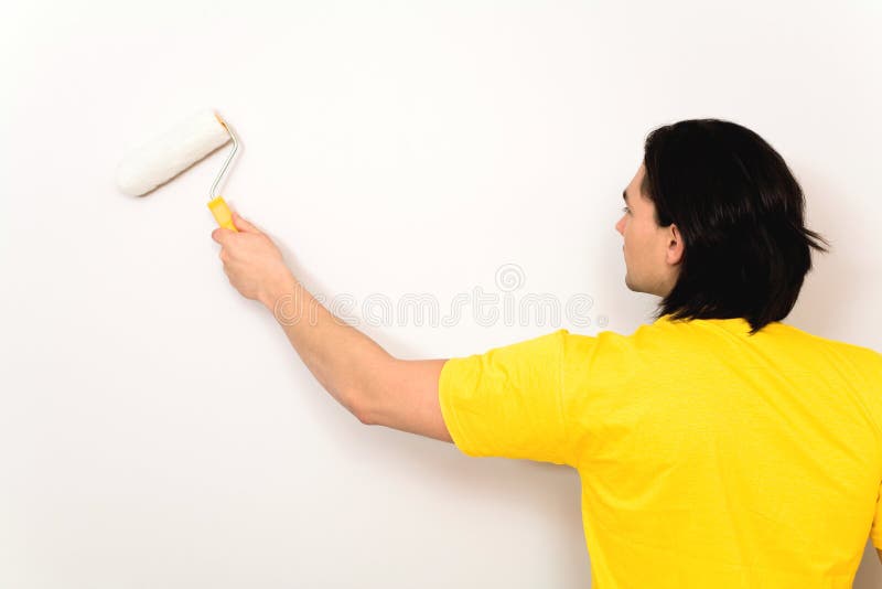 Vista Posterior Del Hombre Del Pintor Que Pinta La Pared, Con El