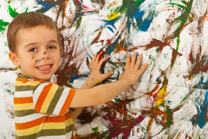 Pared de la pintura del muchacho del niño con las manos fotos de archivo libres de regalías Pared de la pintura del muchacho del niño con las manos fotos de archivo libres de regalías