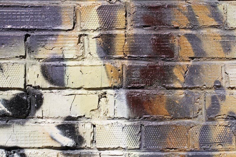 Pared de ladrillo amarilla, blanca, beige y negra colorida abstracta con las grietas fotografía de archivo libre de regalías Pared de ladrillo amarilla, blanca, beige y negra colorida abstracta con las grietas fotografía de archivo libre de regalías