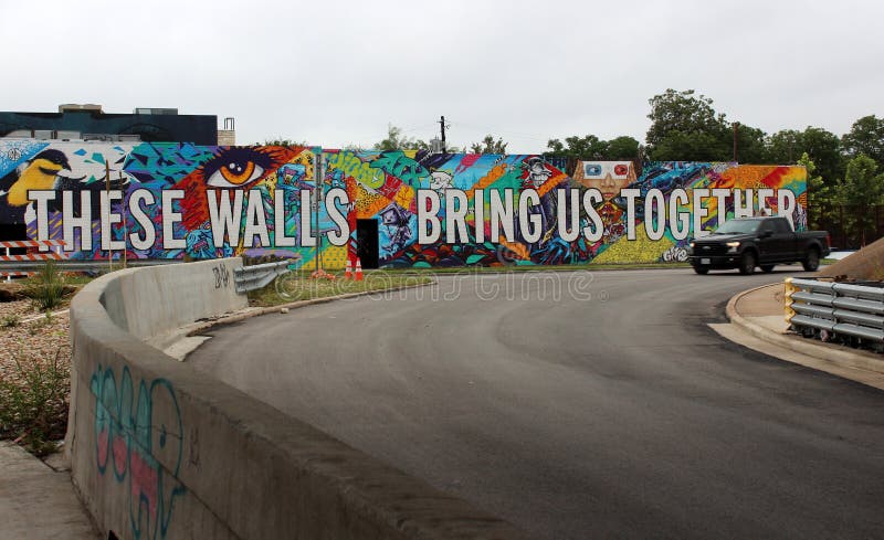 Pared de ladrillo larga con las palabras coloridas brillantes llenadas de esperanza, Austin Texas, 2018 foto de archivo Pared de ladrillo larga con las palabras coloridas brillantes llenadas de esperanza, Austin Texas, 2018 foto de archivo