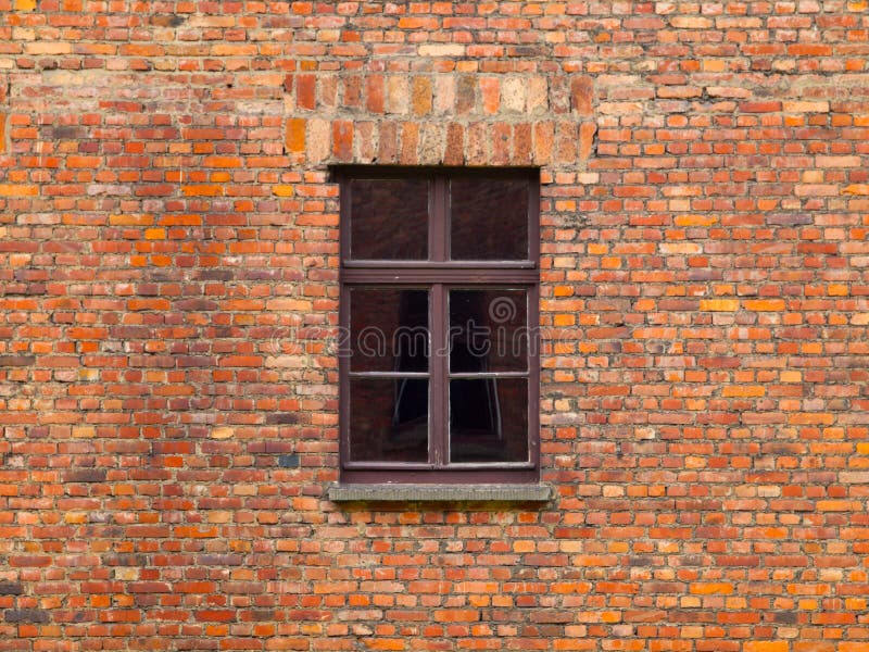 Pared de ladrillo vieja con la ventana marrón foto de archivo libre de regalías Pared de ladrillo vieja con la ventana marrón foto de archivo libre de regalías