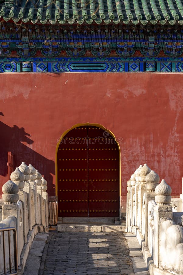 Pared de palacio rojo chino y portón de madera en Ciudad prohibida, Beijing, China foto de archivo Pared de palacio rojo chino y portón de madera en Ciudad prohibida, Beijing, China foto de archivo