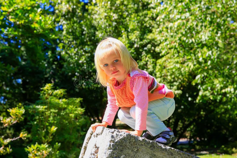 Pared de piedra que sube del niño adorable Jardín botánico de Christchurch fotos de archivo Pared de piedra que sube del niño adorable Jardín botánico de Christchurch fotos de archivo