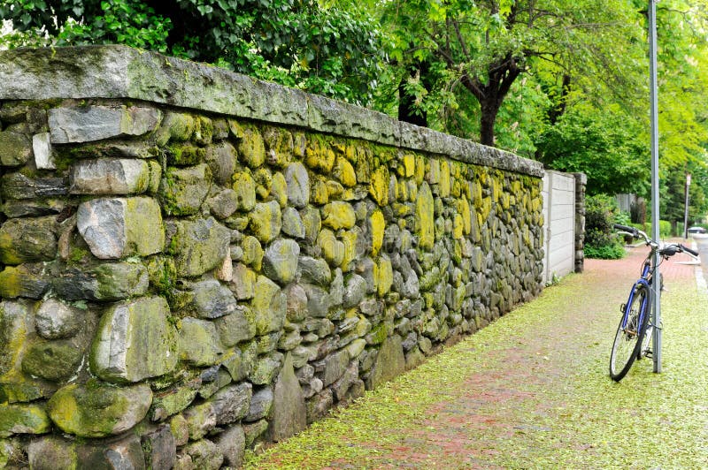 Pared de piedra y acera resistidas del ladrillo foto de archivo Pared de piedra y acera resistidas del ladrillo foto de archivo