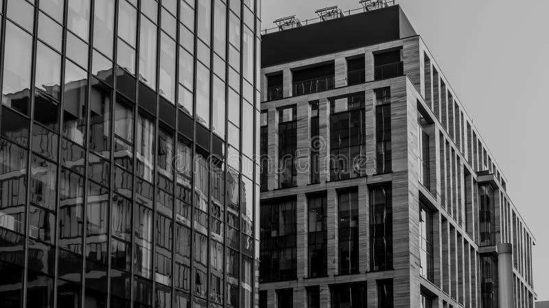 Pared de un edificio de oficinas con las ventanas de cristal foto de archivo Pared de un edificio de oficinas con las ventanas de cristal foto de archivo