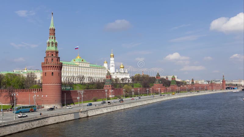 Pared del Kremlin y río de Moscú