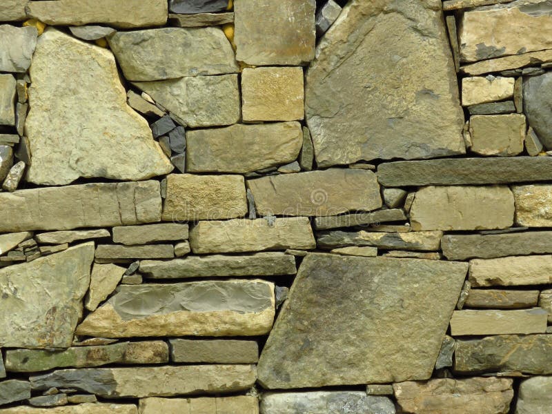 Pared hecha de bloques de piedra grises grises conveniente para el fondo o el papel pintado ladrillo Pared moderna foto de archivo Pared hecha de bloques de piedra grises grises conveniente para el fondo o el papel pintado ladrillo Pared moderna foto de archivo
