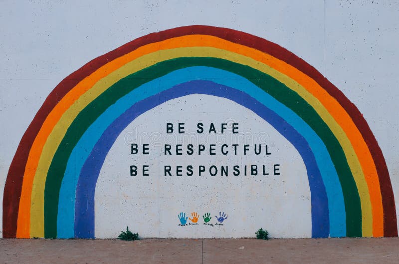 Pared pintada con arco iris y estar a salvo, ser respetuoso, ser responsable palabras motivacionales