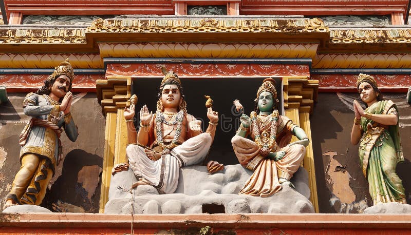 A parede da deidade que caracteriza vários deuses da mitologia hindu foto de stock A parede da deidade que caracteriza vários deuses da mitologia hindu foto de stock