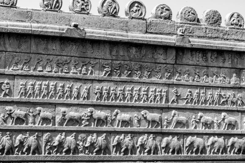 Parede da escultura de todas as quatro forças armadas da Índia antiga foto de stock Parede da escultura de todas as quatro forças armadas da Índia antiga foto de stock