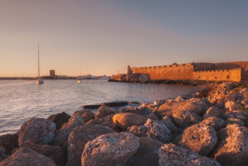A parede da fortaleza no porto rhodes Greece fotografia de stock A parede da fortaleza no porto rhodes Greece fotografia de stock