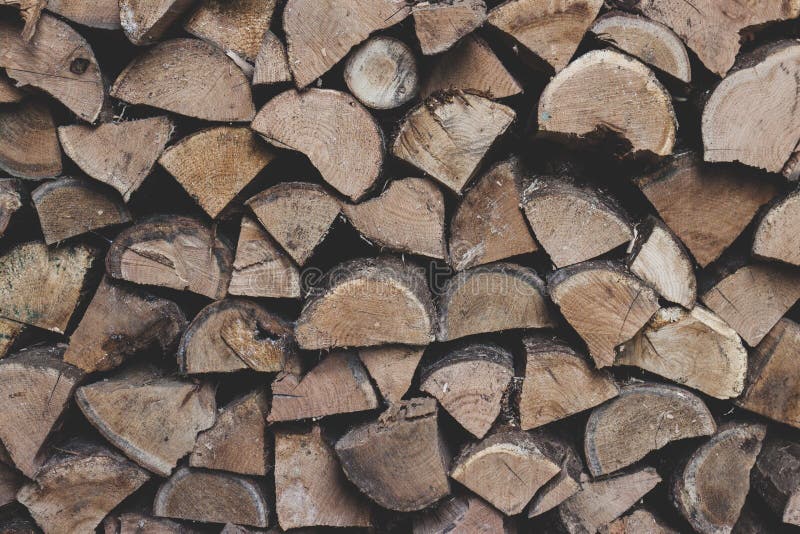 Parede de logs de madeira empilhados como o fundo fotografia de stock Parede de logs de madeira empilhados como o fundo fotografia de stock