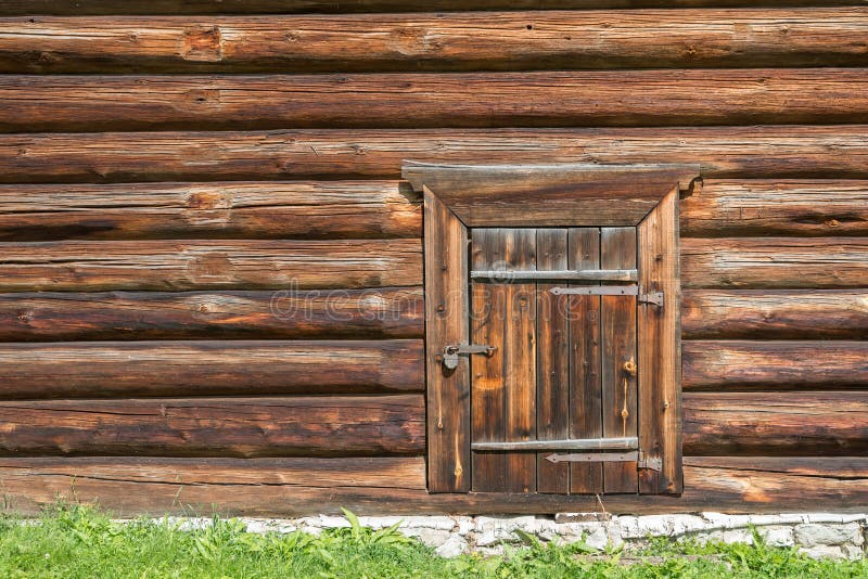 Parede de madeira velha da casa de log com porta fechado e cadeado nele foto de stock Parede de madeira velha da casa de log com porta fechado e cadeado nele foto de stock