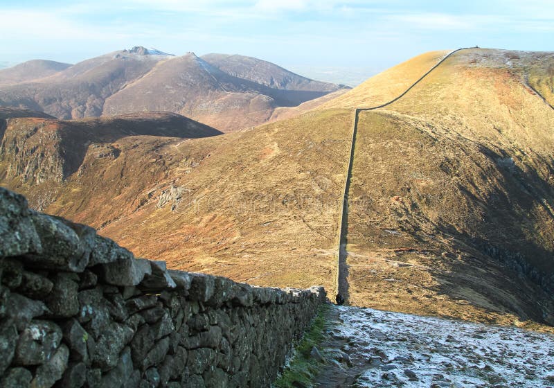 Parede de Mourne entre Slieve Donard e Slieve Commedagh, Irlanda do Norte fotos de stock Parede de Mourne entre Slieve Donard e Slieve Commedagh, Irlanda do Norte fotos de stock