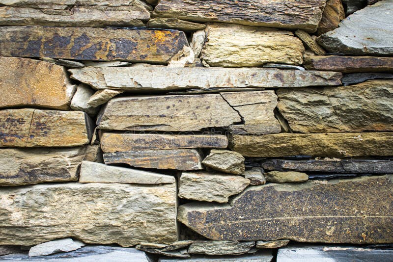Muro construído com pedras naturais de diferentes formas.