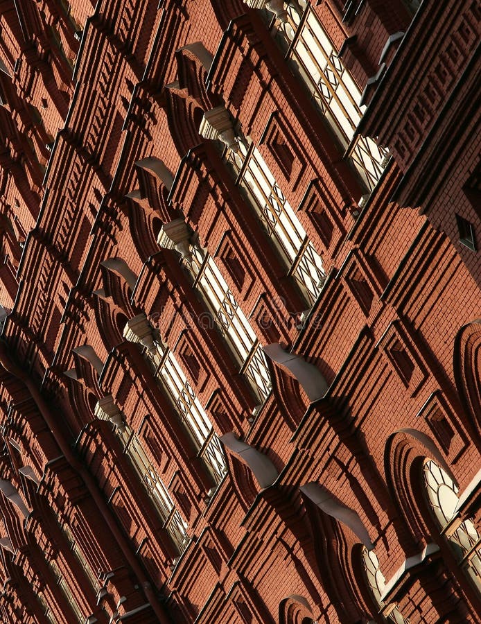 Casa Velha Sombrio Casas Escuras Com Janelas Escuras E Uma Fachada De  Desmoronamento Foto de Stock - Imagem de perspectiva, casa: 152766732