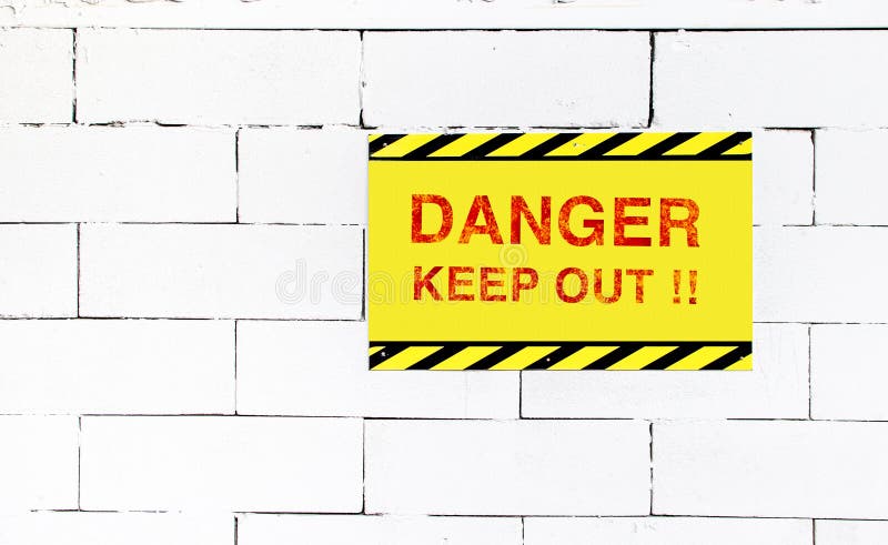 A parede do bloco do cimento com perigo mantém para fora o sinal fotos de stock royalty free