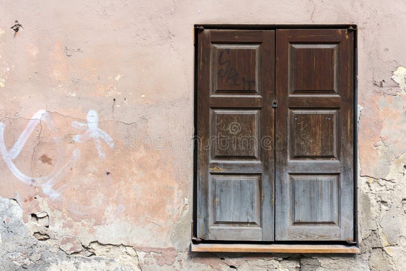 Parede exterior com janelas fotos de stock royalty free