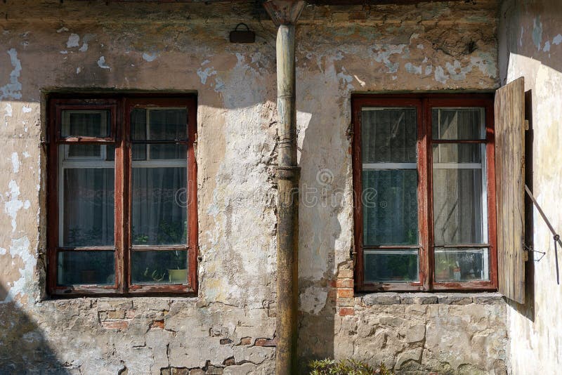 Parede exterior com janelas foto de stock royalty free