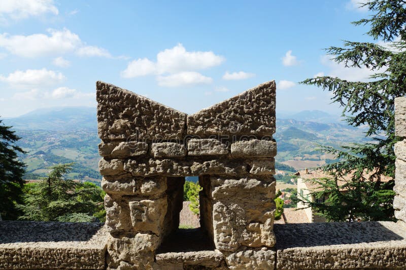 Parede fortificada e uma vista da cidade no pé de São Marino