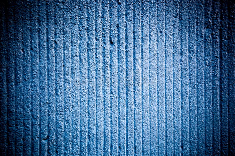 Parede grosseira da fachada do cimento azul brilhante da cor com sulcos como um fundo de superfície rústico vazio da textura com fotografia de stock royalty free Parede grosseira da fachada do cimento azul brilhante da cor com sulcos como um fundo de superfície rústico vazio da textura com fotografia de stock royalty free