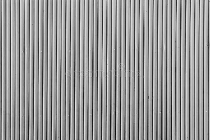 Parede ondulada preto e branco da folha de metal imagem de stock royalty free Parede ondulada preto e branco da folha de metal imagem de stock royalty free