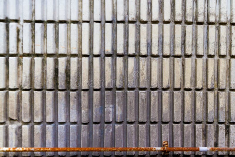 Parede velha com tubulação velha fotos de stock