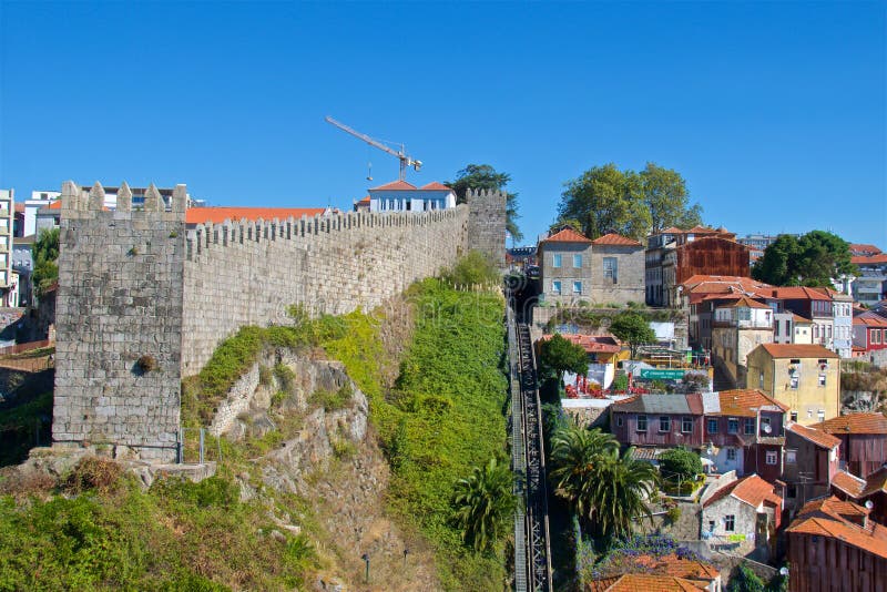 Paredes da cidade com o teleférico de Guindal em Porto velho, Portugal imagem de stock Paredes da cidade com o teleférico de Guindal em Porto velho, Portugal imagem de stock