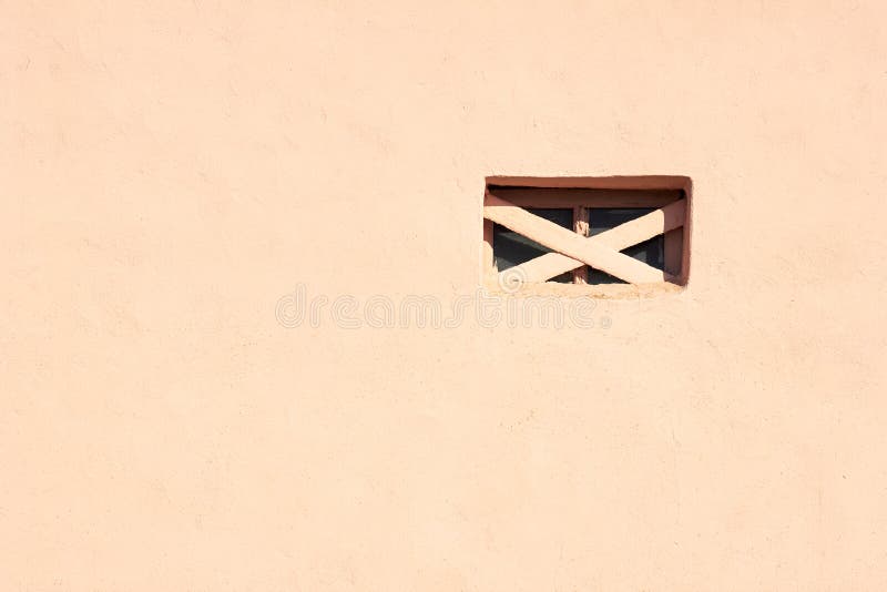 Paredes de construcción abstractas con fondo de textura pintado en color de coral vivo claro y apertura de ventana con barra cruz foto de archivo libre de regalías Paredes de construcción abstractas con fondo de textura pintado en color de coral vivo claro y apertura de ventana con barra cruz foto de archivo libre de regalías