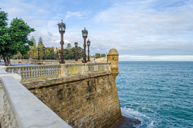 Paredes de la ciudad con el parque de Alameda Apodaca y hombre que pesca adentro fotografía de archivo libre de regalías Paredes de la ciudad con el parque de Alameda Apodaca y hombre que pesca adentro fotografía de archivo libre de regalías