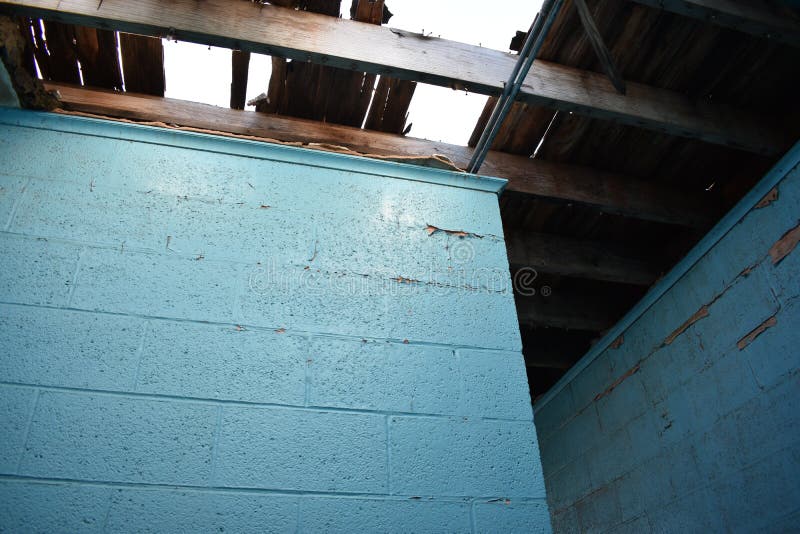Paredes de ladrillo azules en el edificio abandonado viejo fotografía de archivo libre de regalías