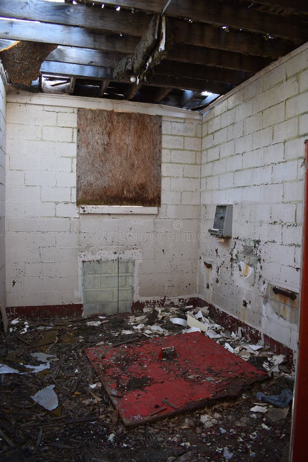 Paredes de ladrillo blancas en el edificio abandonado viejo imágenes de archivo libres de regalías