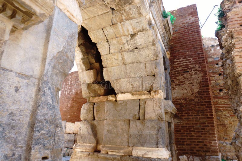 Paredes de piedra y puertas históricas de Iznik imágenes de archivo libres de regalías Paredes de piedra y puertas históricas de Iznik imágenes de archivo libres de regalías
